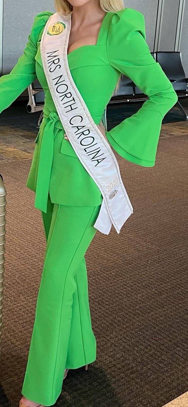 Lavish Alice Size 2 Pageant Plunge Green Formal Jumpsuit on Queenly