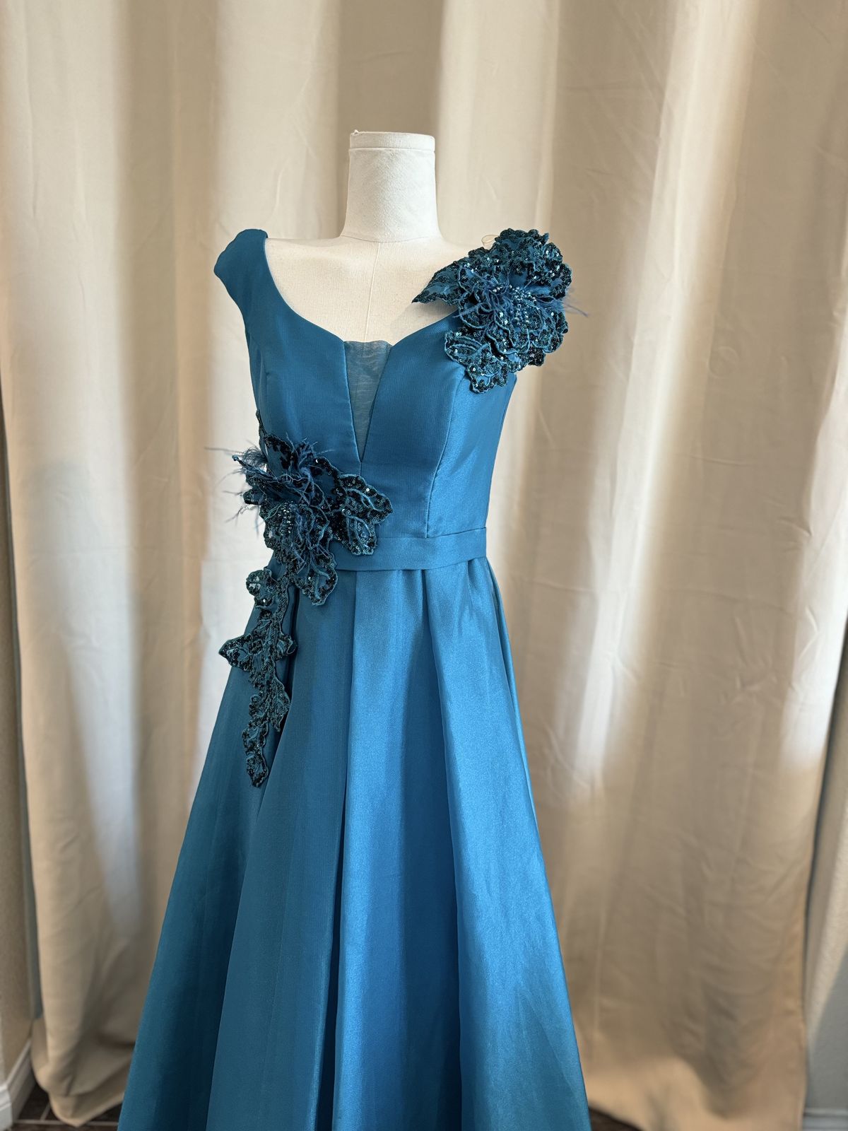 Size 8 Prom Blue A-line Dress on Queenly