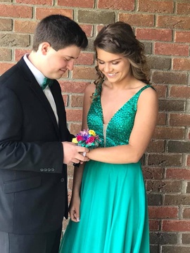 Sherri Hill Green Size 2 Straight Dress on Queenly