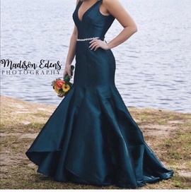 Mac Duggal Green Size 8 Belt Mermaid Dress on Queenly
