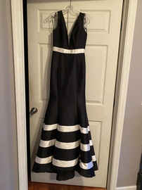 Mac Duggal Black Size 4 Ball gown on Queenly