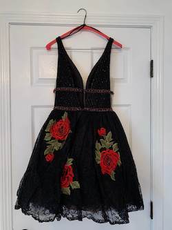 Style 51464 Sherri Hill Black Size 2 Floral Plunge A-line Dress on Queenly