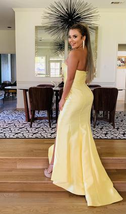 Sherri Hill Yellow Size 8 Strapless Prom Straight Dress on Queenly
