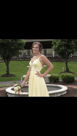 La Femme Yellow Size 4 Prom Straight Dress on Queenly