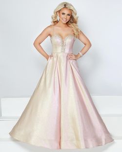 Style 91551 2Cute Prom Gold Size 18 Floor Length Prom Ball gown on Queenly