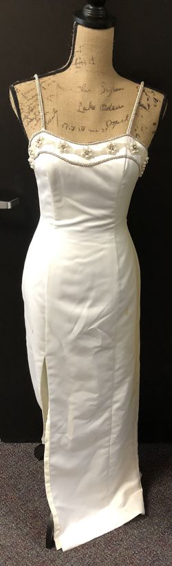 White Size 6 Side slit Dress on Queenly