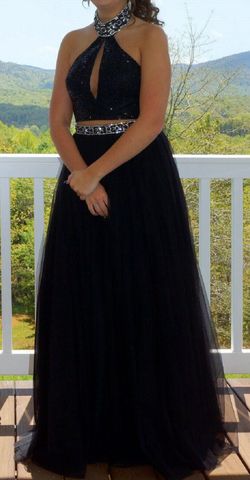 Style 51910 SHERRI HILL Black Size 2 High Neck Prom A-line Dress on Queenly