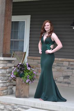 Faviana Green Size 8 Fitted Prom A-line Dress on Queenly