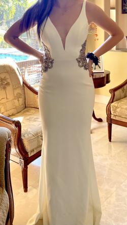 Faviana White Size 6 Embroidery Prom Straight Dress on Queenly