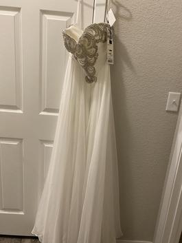 Mac Duggal White Size 4 Prom Straight Dress on Queenly