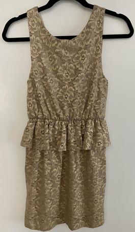 Everly Gold Size 4 Flare Holiday Midi Cocktail Dress on Queenly