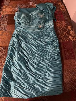 Annabelle Green Size 10 Cocktail Dress on Queenly