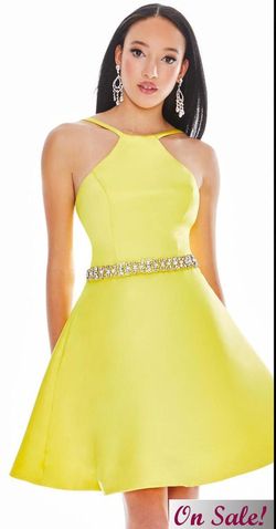 Style 4071 Ashley Lauren Yellow Size 0 Cocktail Dress on Queenly