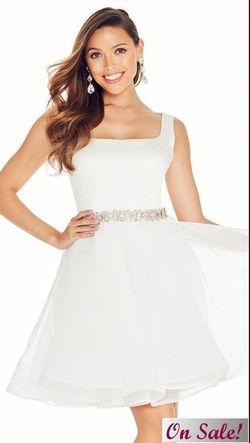 Style 4061 Ashley Lauren White Size 0 Cocktail Dress on Queenly