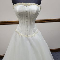 Style 17523 Mon Cheri White Size 4 Silk Embroidery Vintage Ball gown on Queenly