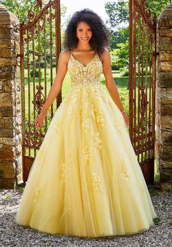 Style 47036 Morilee Yellow Size 4 Floral Ball gown on Queenly