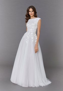 Style 30102 Morilee White Size 0 Lace Boat Neck Cap Sleeve Straight Dress on Queenly