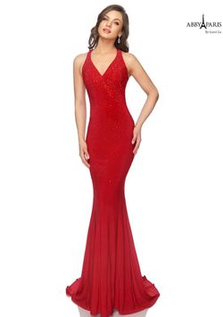 Style 981010 Lucci Lu Red Size 0 Backless Straight Dress on Queenly