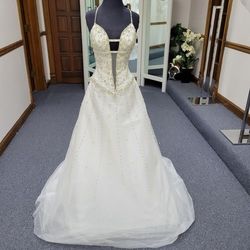 Style 020224 Precious Formals White Size 4 Prom Polyester Ball gown on Queenly