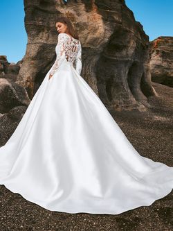 Style BANGIOS Pronovias White Size 6 Sleeves Tall Height Ball gown on Queenly