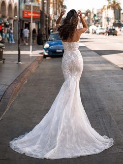 Style LANSBURY Pronovias White Size 8 Shiny Mermaid Dress on Queenly