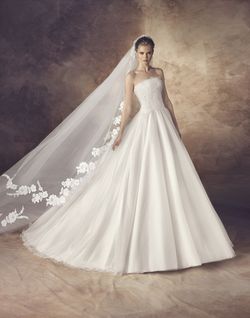 Style UVEA Pronovias White Size 16 A-line Dress on Queenly