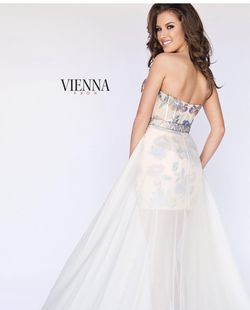 Vienna Nude Size 6 Sweetheart Embroidery $300 Cocktail Dress on Queenly