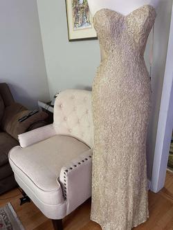 La Femme Gold Size 4 Prom Straight Dress on Queenly