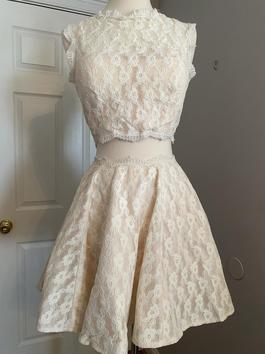 White Size 2 Cocktail Dress on Queenly