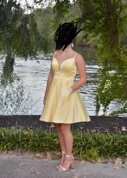 Yellow Size 00 Cocktail Dress on Queenly