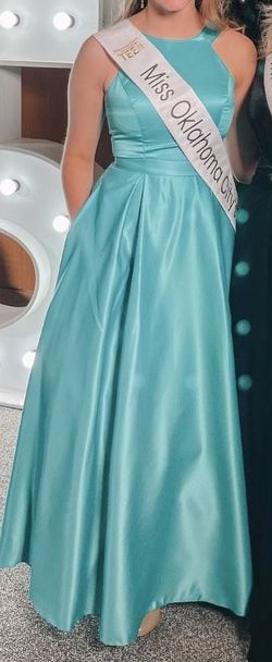 City Vibe Green Size 6 $300 Spaghetti Strap Cotillion Ball gown on Queenly
