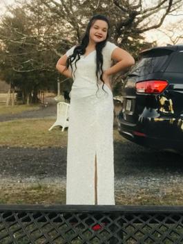 B. Darlin White Size 12 $300 Straight Dress on Queenly