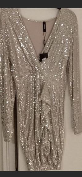 Venti Silver Size 6 Midi Plunge $300 Cocktail Dress on Queenly