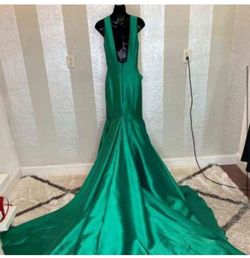 Mac Duggal Green Size 4 Emerald Train Prom Mermaid Dress on Queenly
