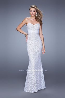 Style 20440 La Femme White Size 6 Sweetheart Straight Dress on Queenly