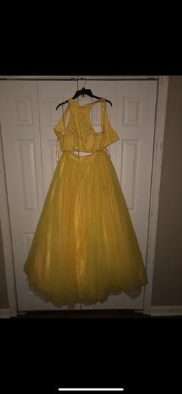 South lake bridal Yellow Size 6 Prom Ball gown on Queenly