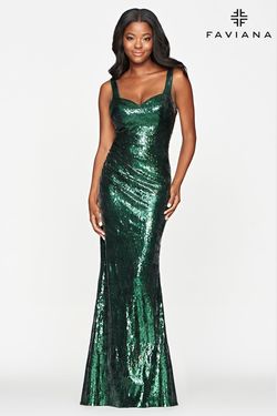 Style S10679 Faviana Green Size 10 $300 Sequined Straight Dress on Queenly