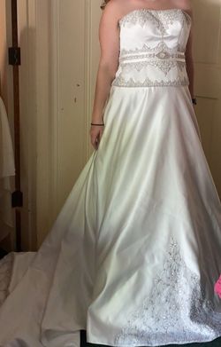 David's Bridal White Size 4 Floor Length Train Dress on Queenly