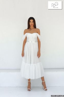 Style 51140 Tarik Ediz White Size 8 Bridal Shower Prom Midi Cocktail Dress on Queenly