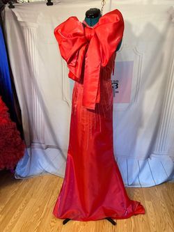 Unique Dress Clu Red Size 4 Silk Floor Length Mermaid Dress on Queenly