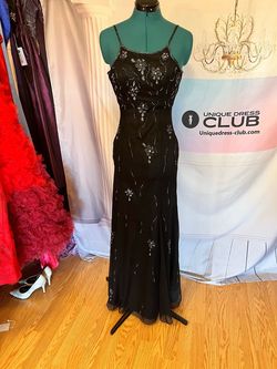 Unique Dress Clu Black Size 4 50 Off Short Height Midi Cocktail Dress on Queenly
