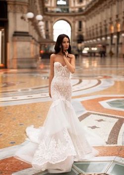 Style Perla Pollardi White Size 10 Pattern Train Tall Height Mermaid Dress on Queenly