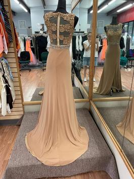 Envious Couture Nude Size 6 Train Dress on Queenly
