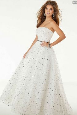 Style Stella White Size 4 Ball gown on Queenly