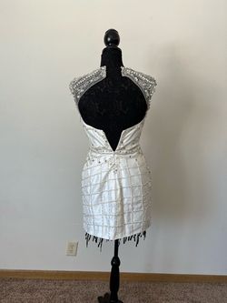 White Size 6 Cocktail Dress on Queenly