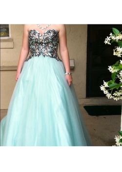 Tony Bowls Green Size 8 Ball gown on Queenly