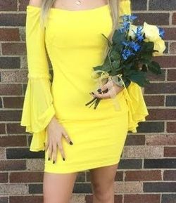 Intrigue by Blush  Yellow Size 4 Homecoming Fitted Sleeves Cocktail Dress on Queenly