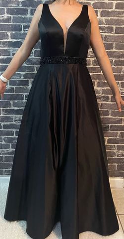 Cundirella Black Size 8 Pockets Medium Height Prom Ball gown on Queenly