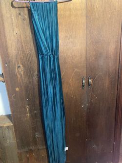 Petite Gigi Pleated Thigh Split Maxi Dress Green Size 6 Homecoming Side slit Dress on Queenly