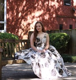 Elizabeth K Silver Size 4 Black Tie Prom Floor Length Straight Dress on Queenly